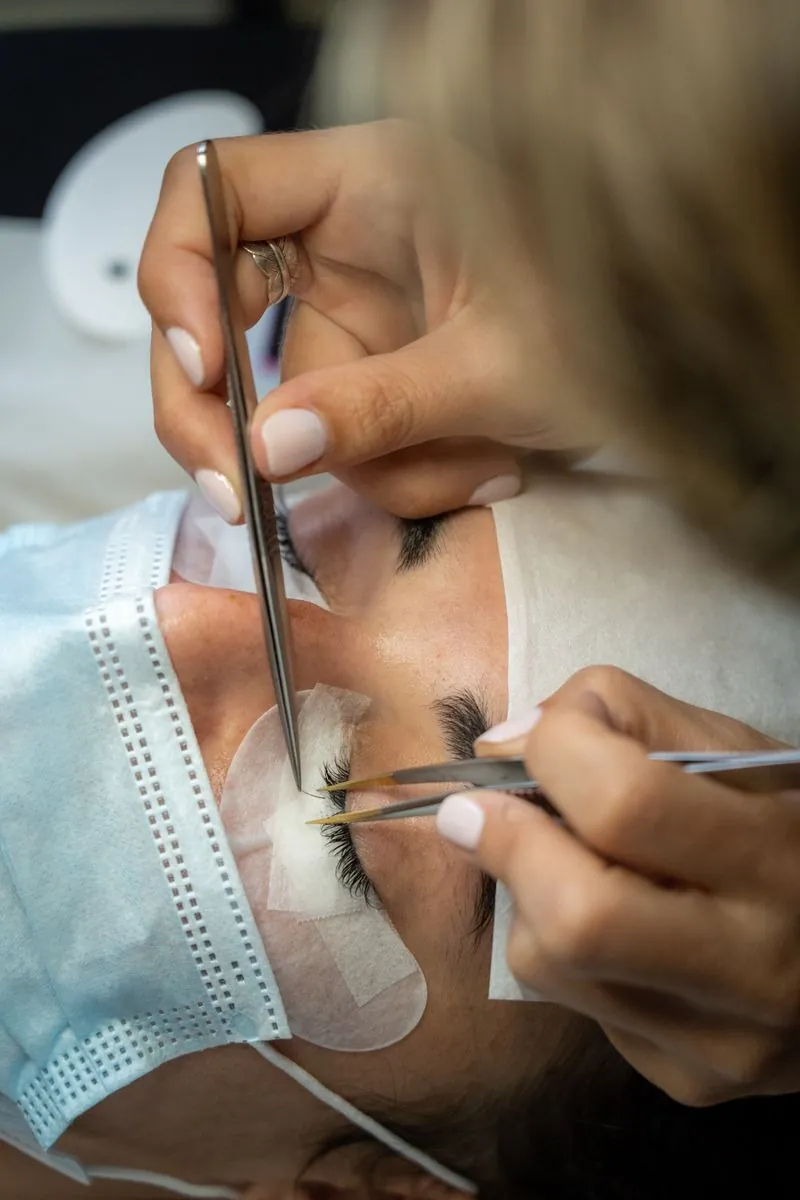 Pose volume russe professionnelle, close-up precision